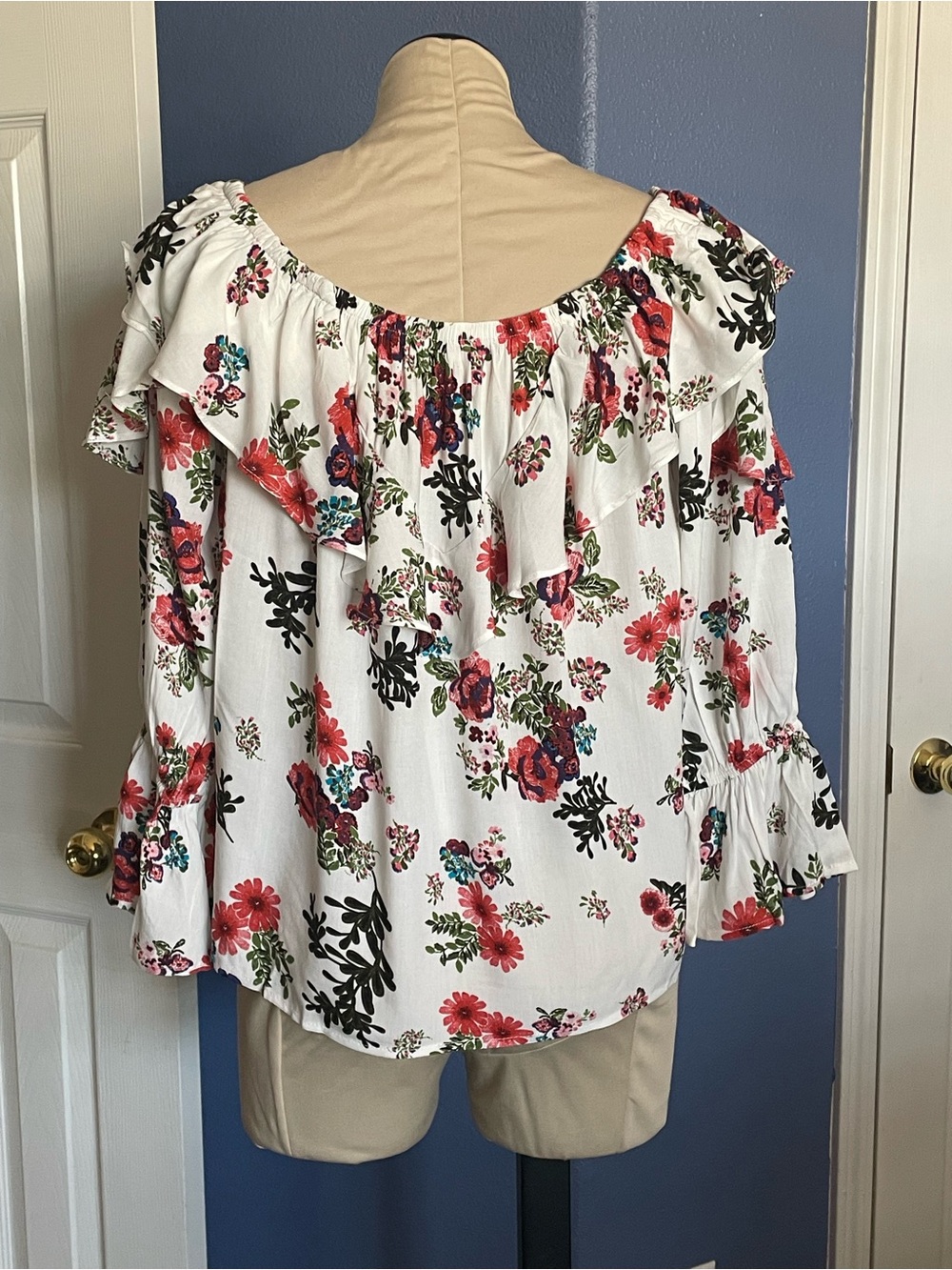 Floral Off-the-shoulder Top - Picture 8 of 13